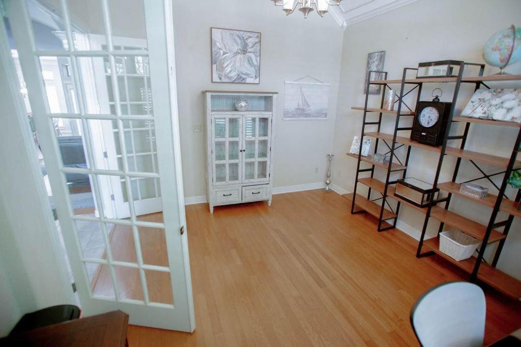 Hébergement de vacances Luxe Executive 4br 4ba Sparkling Pool Outdoor Entertainment Area Spacious Office & Golf Access Beaumont