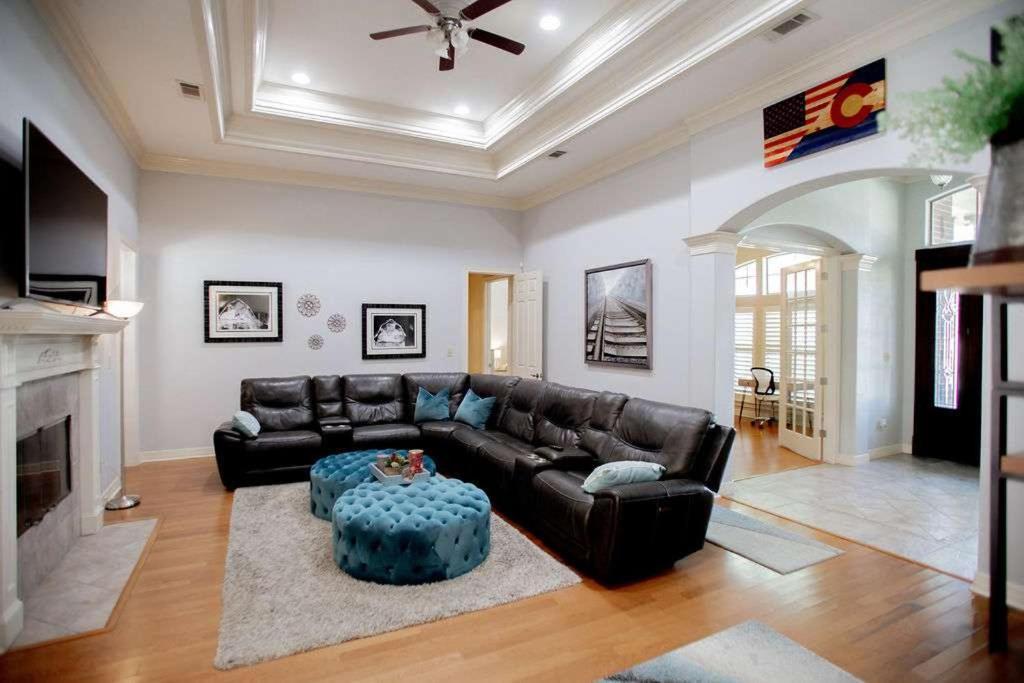 Luxe Executive 4br 4ba Sparkling Pool Outdoor Entertainment Area Spacious Office & Golf Access *