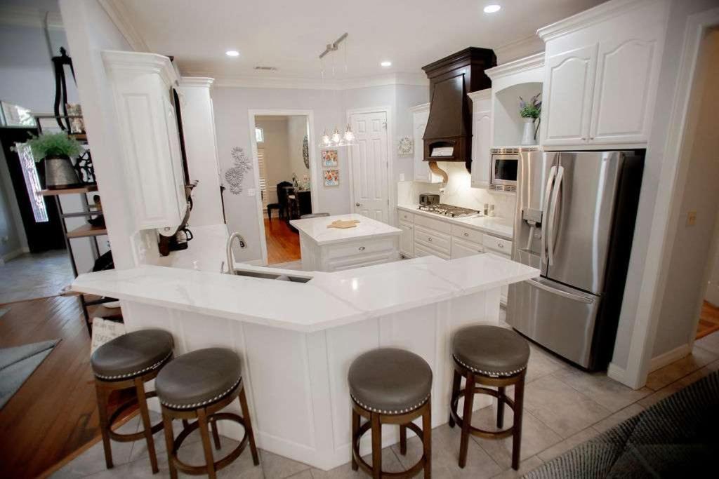 Luxe Executive 4br 4ba Sparkling Pool Outdoor Entertainment Area Spacious Office & Golf Access Hébergement de vacances