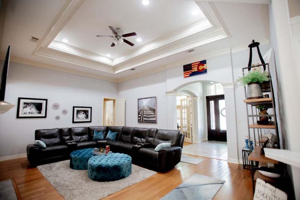 Hébergement de vacances Luxe Executive 4br 4ba Sparkling Pool Outdoor Entertainment Area Spacious Office & Golf Access